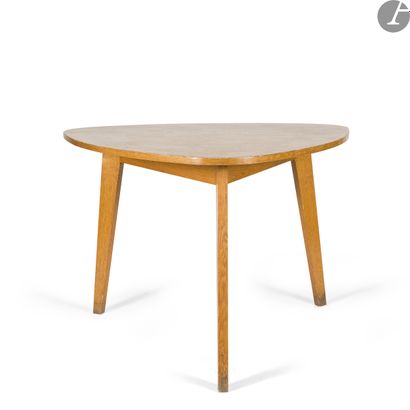 null TRAVAIL DES ANNÉES 1950
Table en triangle arrondi réalisée en chêne et placage...