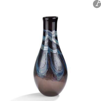 null CLAUDE MONOD (1944-1990)
Vase bouteille. Épreuve en verre soufflé fumé légèrement...