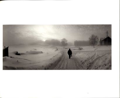 null SAMMALLAHTI, Pentti (né en 1950) [Signed]

Ici au loin, Photographies 1964 –...