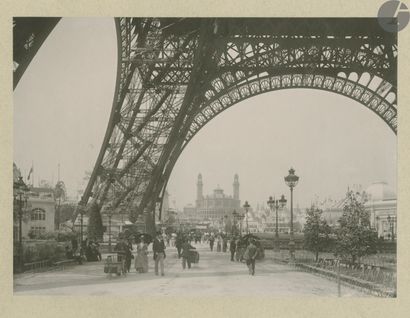  BOISSONNAS, FRÉDÉRIC (1858-1946) [Signed] Souvenir de Paris 1900. Portfolio 32 x...