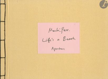 null PARR, MARTIN (1952) [Signed]
Life's a Beach.
Aperture.
In-4 oblong (24,5 x 32...
