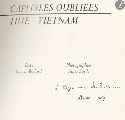 null GARDE, ANNE (1946) [Signed]
3 ouvrages, dédicacés et signés.

*Retour en Inde.
Château...