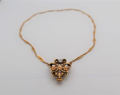 null Collier chaine de montre et pendentif fleurs et diamant, en or (18K). Poids...