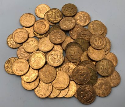  70 pièces de 20 Francs en or, dans un sachet scellé. Sachet numéroté 2017113. 