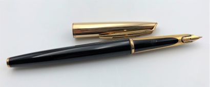 null Stylo plume en or (18K) et noir. Poids brut: 16,6 g 
(noté WATERMAN'S C/F)
Etui...