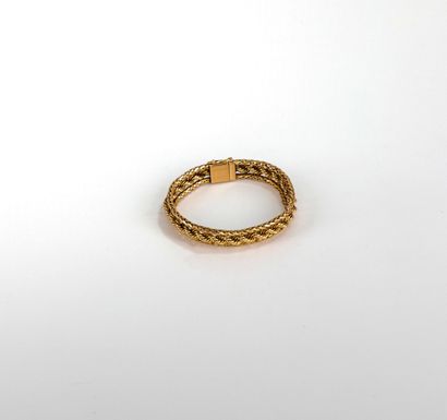 Bracelet tressé en or jaune (18K). Poids...