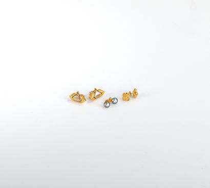 3 paires de boucles d'oreilles en or (18K)....
