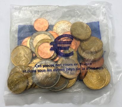 null 
Un kit euros scellé - 40 pièces équivalentes à 100F, dans un sachet numéroté 2021-0049.

(4...