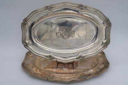 null Deux plats à bords contournés et agrafes en argent de style Louis XV
Poinçons...