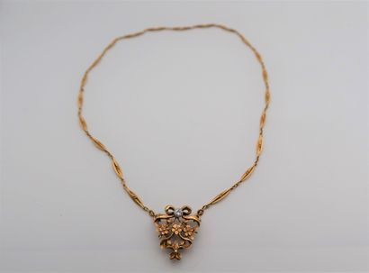 null Collier chaine de montre et pendentif fleurs et diamant, en or (18K). Poids...