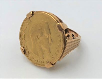  Pièce de 10 Francs Napoléon III en or, montée en bague. Poids : 7.50 g (Napoléon...