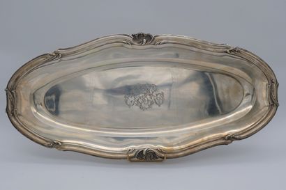 null Grand plat de service ovale en argent de style Louis XV, chiffré
Poinçon Minerve
Poids...