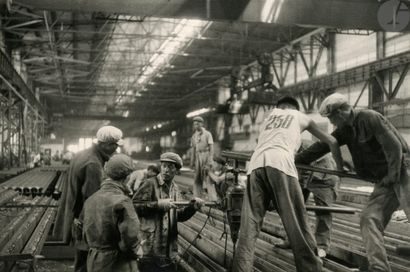 null Henri Cartier-Bresson (1908-2004)
Chine. Ouvriers au travail, c. 1959.
Épreuve...