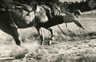 Robert Capa (1913-1954) Chute de cheval,...