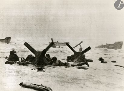 null Robert Capa (1913-1954)
D-Day. Troupes américaines à l’assaut d’Omaha Beach...