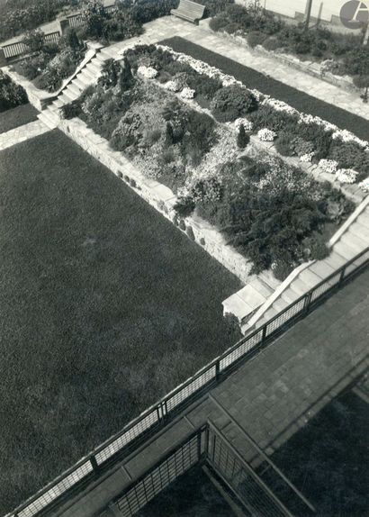 null Josef Sudek (1896-1976)
Prague, c. 1940. 
Vue en plongée sur un jardin public....