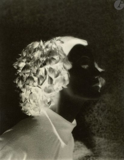  Louise Dahl Wolfe (1895-1989) Mary Jane Russell. Paris, 1951. Négatif gélatino-argentique...
