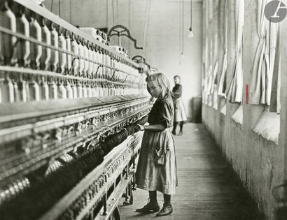 null Lewis Hine (1874-1940)
Child in Carolina Cotton Mill, 1908. 
Épreuve argentique...