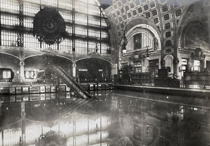  Photographe non identifié Paris, 1900-1920. Inondations. Rues parisiennes inondées....