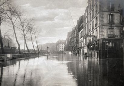  Photographe non identifié Paris, 1900-1920. Inondations. Rues parisiennes inondées....