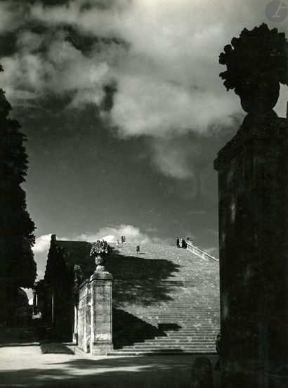 Maurice Tabard (1897-1984) Les cent marches...