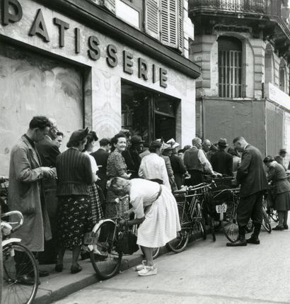 null Séeberger Frères (seconde génération) 
Paris, c. 1940-1945.
File d’attente pour...