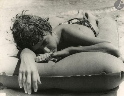 null Georges Dudognon et divers
Françoise Sagan sur la plage. L’écrivaine dans une...