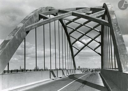  Victor Guidalevitch (1892-1962) Anvers, c. 1930. Pont métallique. Grue. Quatre (4)...