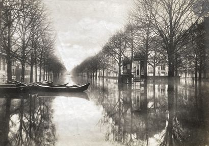 null Unidentified photographerParis
, 1900-1920
. Parisian streets flooded. Quai...