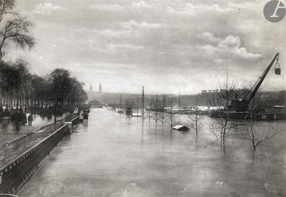 null Unidentified photographerParis
, 1900-1920
. Parisian streets flooded. Quai...