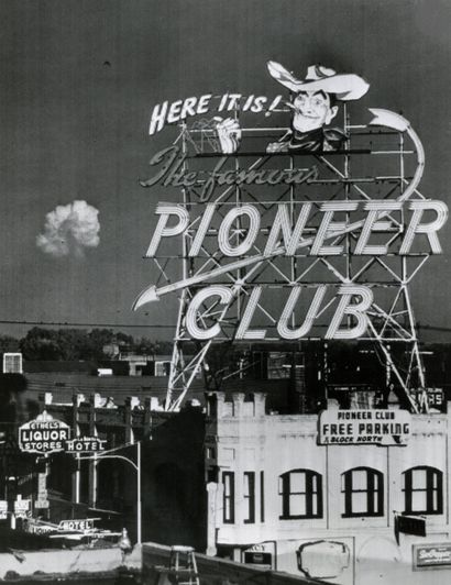 null Don English (1926-2006)
Las Vegas, Novembre 1951. 
Nuage atomique en arrière-plan....