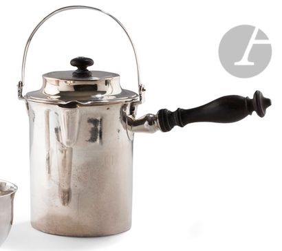 null PARIS 1789 - 1792
Dairy in plain silver with mobile lid and swivel handle. The...