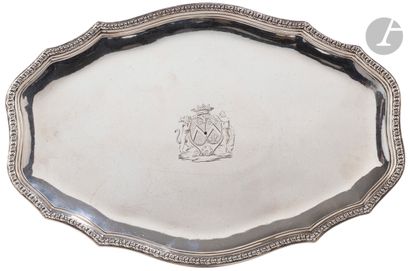 null PARIS 1773 - 1774
Présentoir en argent uni de forme ovale à contours mouluré...