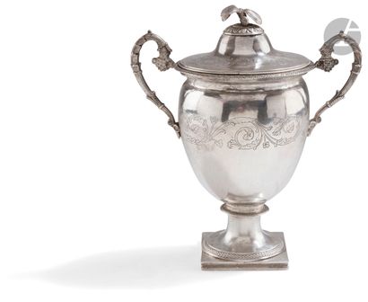 null PARIS 1838
Sugar bowl and its lid in silver. It rests on a square base surmounted...