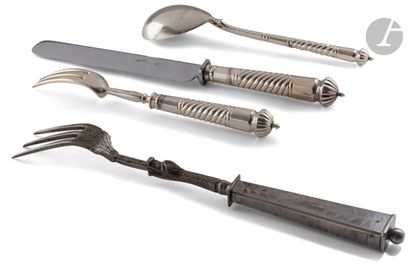 null 
SAINT-PETERSBURG 1896



Cutlery composed of a knife with chromed steel blade...