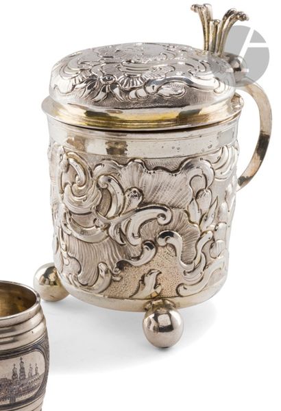  MOSCOW 1760 Covered mug in embossed silver. The cylindrical body is repoussé with...