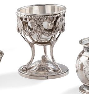  PARIS 1786 - 1787 Silver openwork egg cup and a removable unmarked lining. It rests...