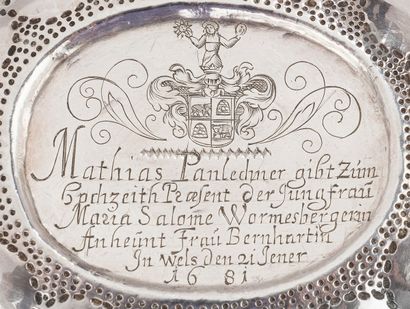 null AUGSBURG 1679 - 1683
A poly-lobed vermeil bowl of oval shape with two scrolled...