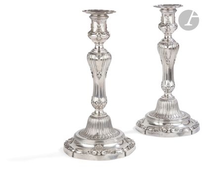 null PARIS 1772 - 1773
A pair of silver candlesticks and their wicks. The base, circular...