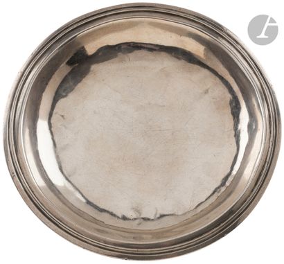 null PROVINCE 18th CENTURY
Small circular hollow plate in plain silver, molded with...