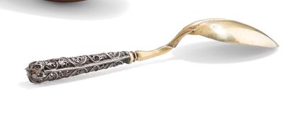  AUGSBURG 1697 - 1699 Spoon in silver and vermeil. Model tail of rat with the attachment...