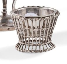 null PARIS 1762 - 1768
Silver egg cup with the model of a braided basket complete...