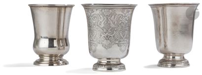 null PROVINCE FIRST HALF OF THE 18th CENTURY
Silver tulip tumbler resting on a gadrooned...
