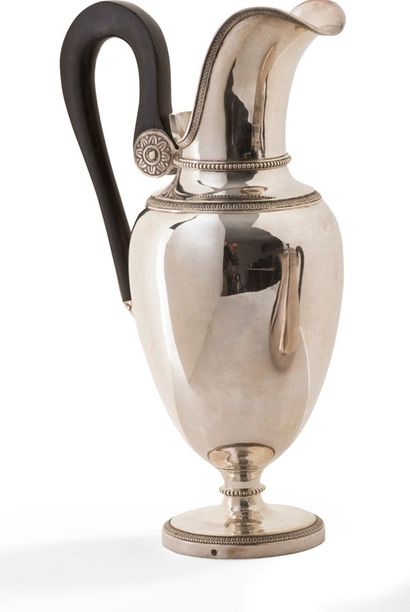  PARIS 1809 - 1818 Grand pot à crème en argent uni. Le piédouche est repoussé d’un...