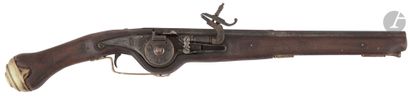 null Grand pistolet à rouet extérieur sous cloche 

canon gravé, garnitures en laiton,...