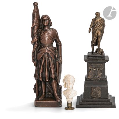 null Lot de Quatre pièces : 

- Statuette de Jeanne d Arc en régule à patine bronze....