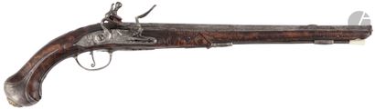 null Long flintlock pommel gun.

Round barrel with beading at the muzzle and flat...