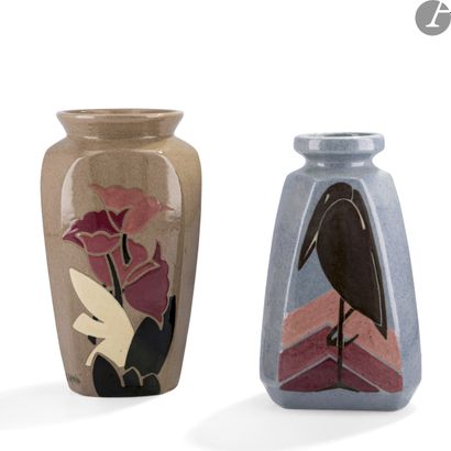 null SIMONE LARRIEU (1912-1996) - 2 ŒUVRES 
Fleurs stylisées
Haut vase facetté à...