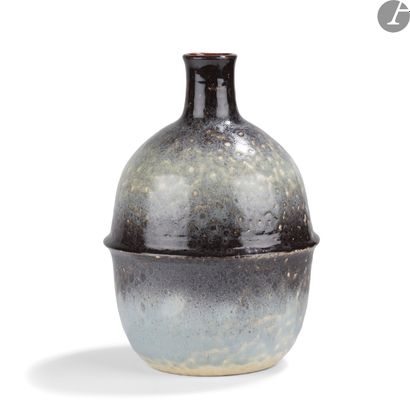null JEAN BESNARD (1889-1958)
Vase bouteille à col soliflore et présentant un ressaut...