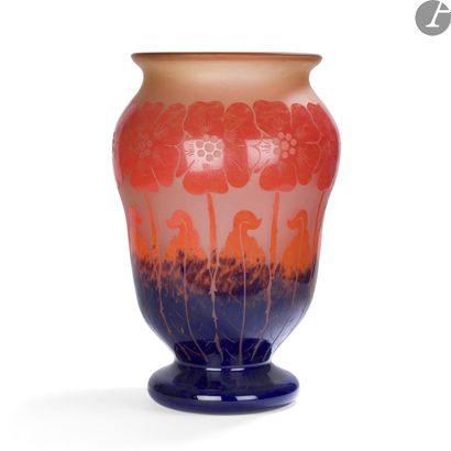 null DEGUÉ - ART GLASS FOUNDED BY DAVID GUÉRON (1892-1950
)Stylized poppiesVery
important...